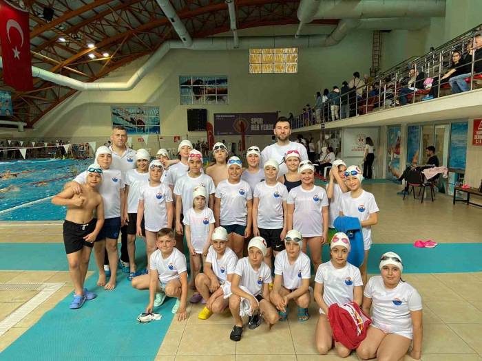 Çaycuma Yüzme Yarışmasında Ödül Yağmuruna Tutuldu