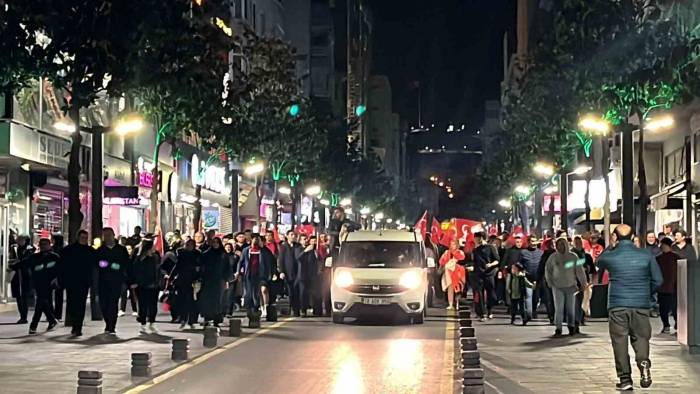 Ak Parti’den Balıkesir’de Sevgi Yürüyüşü