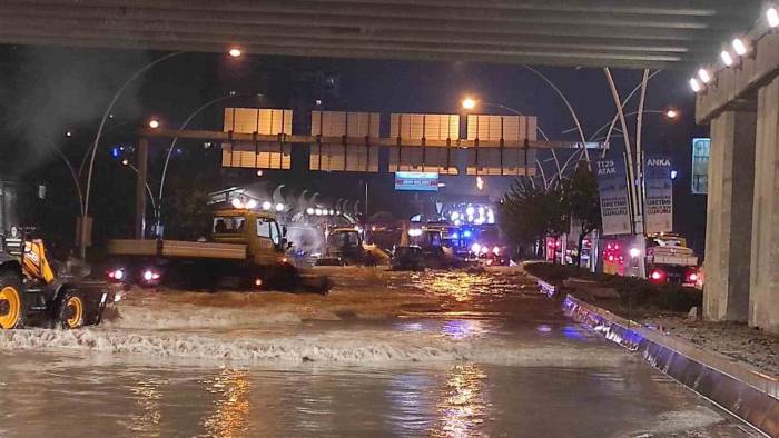 Ankara’da Metro İstasyonlarını Sular Bastı, Yollar Göle Döndü, Sürücüler Mahsur Kaldı
