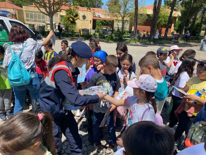 Antik Kenti Ziyarete Gelen Öğrencilere Hayvan Ve Doğa Sevgisi Anlatıldı