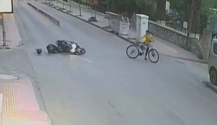 Motosikletli Genç, Bisikletli Çocuğa Çarpmamak İçin Kendini Feda Etti