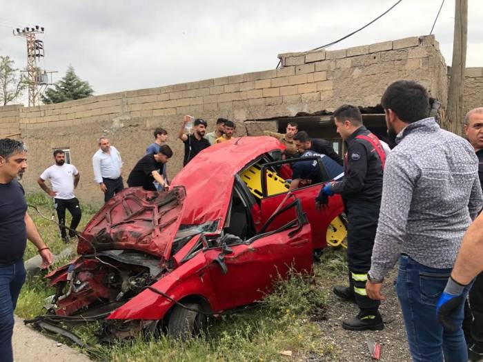 Direksiyon Hakimiyetini Kaybeden Araç Güvenlik Kulübesine Girdi