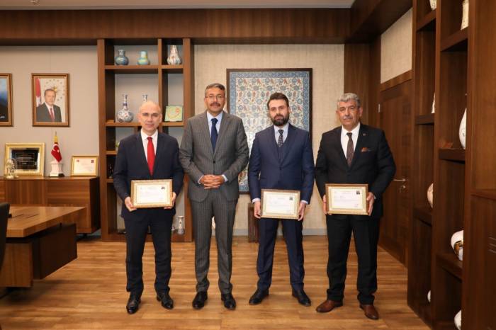 Belediye Başkan Yardımcıları Abdullah Damcı, Murat Arık Ve Ertuğrul Cevahir’e Başarı Belgesi