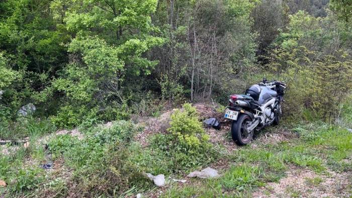 Yağışın Etkisiyle Kontrolden Çıkan Motosiklet Kayarak Savruldu, Sürücü Yaralandı