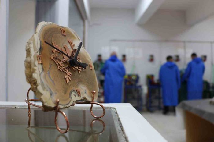 Yarı Değerli Taşlar Diyarbakır’da Kadınların Elinde Şekilleniyor