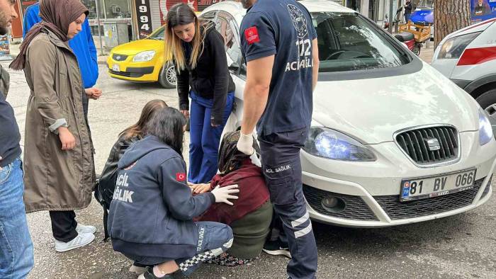 Otomobilin Çarptığı Yayaya İlk Müdahale Olay Yerinden Geçen Hemşirelerden