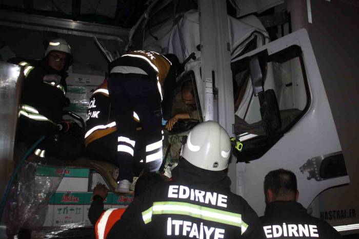 Edirne’de Zincirleme Kaza: Sıkışan Tır Sürücüsünü Ekipler 2 Saat Boyunca Kurtarmak İçin Uğraştı