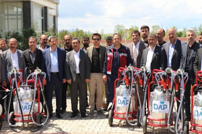 Elazığ’da Üreticilere Süt Sağım Makinası Desteği