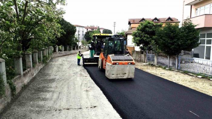 Erenler’de 2 Cadde Ve 26 Sokak 10 Bin Ton Asfaltla Yenilendi