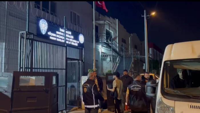 İzmir’de Göçmen Kaçakçılığı Operasyonu: 3 Tutuklama