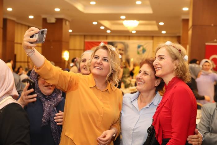 Başkan Hürriyet’ten Kadınlara: "ayaklarınız Üzerinde Kararlılıkla Durabilmeniz İçin Her Zaman Yanınızdayım"