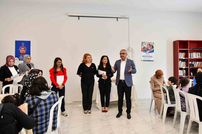 Esenyurt’ta ’kadın Sosyal Yaşam Merkezi’nde Programa Katılan Kadınlara Sertifikaları Verildi