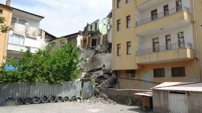 Malatya’da 4 Katlı Hasarlı Binada Göçük Meydana Geldi