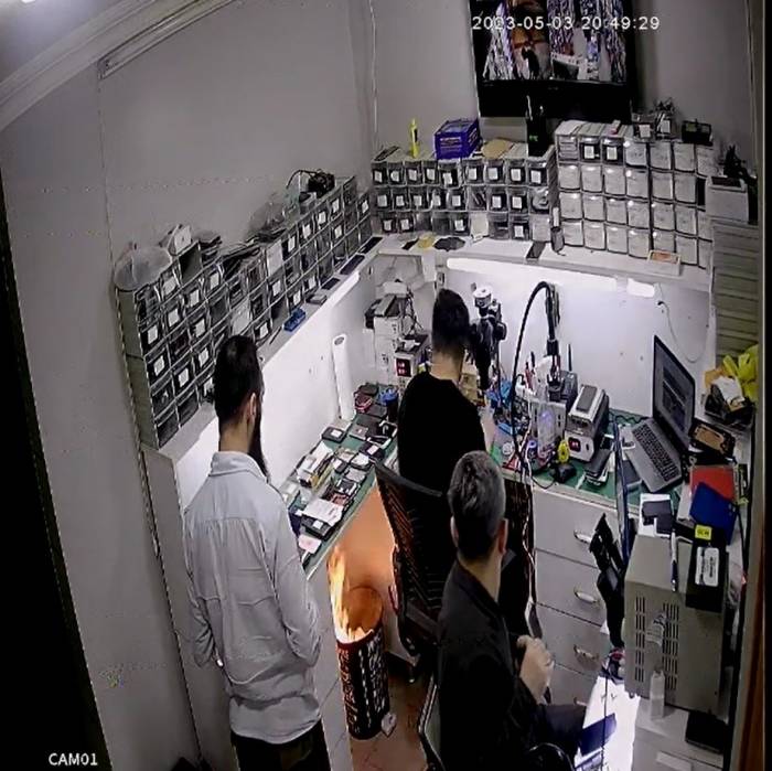 Çöpe Atılan Cep Telefonu Bataryası Bomba Gibi Patladı