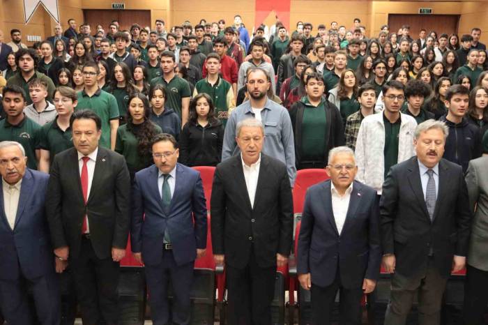 Bakan Akar’dan Öğrencilere: “sizler Donanımlı Olduğunuz Takdirde Bizim Geleceğimiz Daha Güvende Olur”