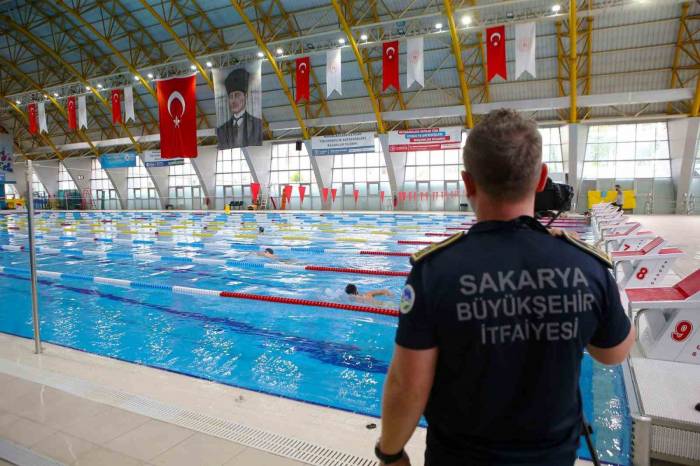 Cankurtaranlar Sudaki Zorlu Parkurlardan Geçerek İlk Sınavını Verdi