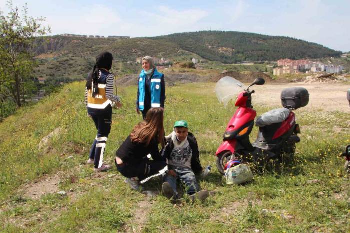 Seyir Halindeki Motosiklet Devrildi, Sürücüsü Yaralandı