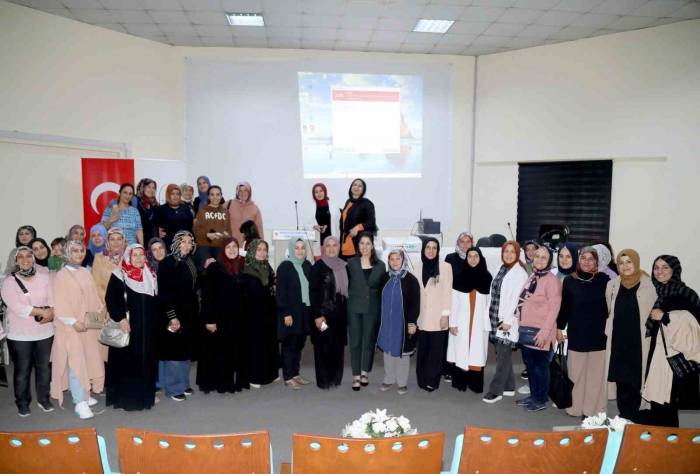 Van Büyükşehir Belediyesi Kursiyerlerin Anneler Günü’nü Kutladı