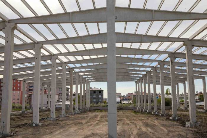 Van’ın İlk Kapalı Semt Pazarlarının İnşaatları Devam Ediyor