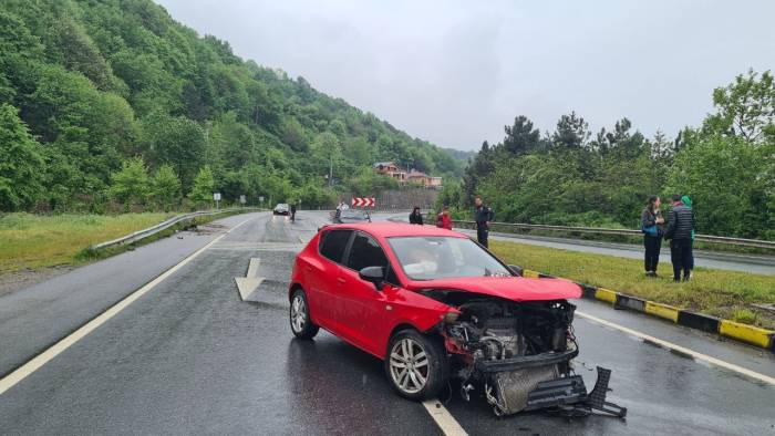 Lastiği Patlayan Otomobil Bariyerlere Çarptı