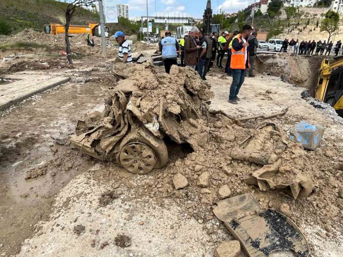 Yağmurda Kanalizasyona Sürüklenen Otomobilin Hurdası Çıkarıldı