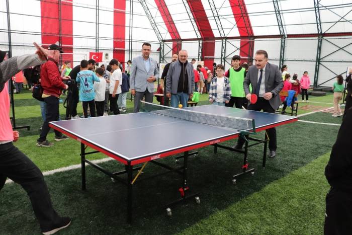 Edremit’te Depremzede Öğrencilere Çocuk Şenliği