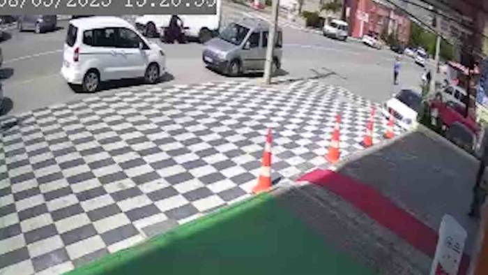 Motosikletiyle Ticari Araca Çarptı: 1 Yaralı