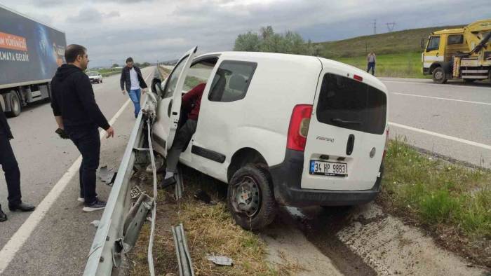 Kontrolden Çıkan Otomobil Bariyerlere Çarptı: 1 Yaralı