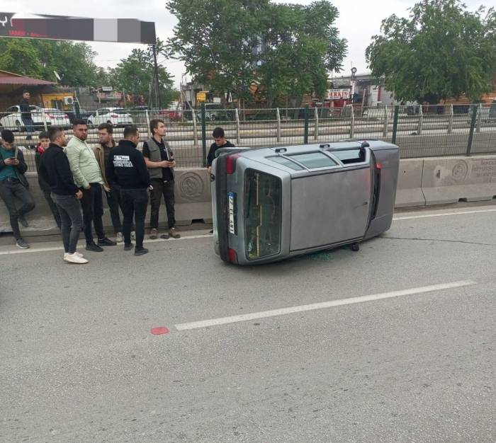 Yan Yatan Otomobildeki Gençleri Vatandaşlar Kurtardı