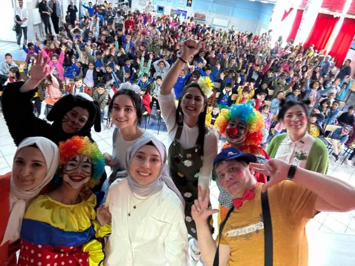 Diyadin’de Minik Yürekler Tiyatro İle Eğlendi