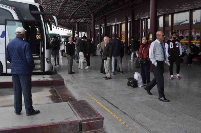 Depremzedeler Oy Kullanmak İçin Memleketine Geri Dönüyor