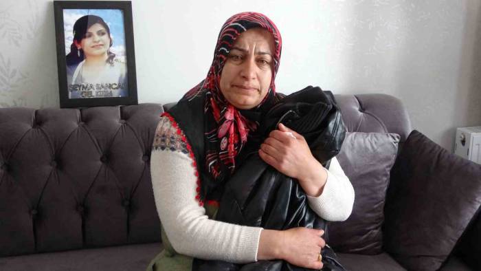 Pkk Tarafından Kaçırılan Kızının Kıyafetine Sarılarak ‘anneler Günü’nü Kutladı