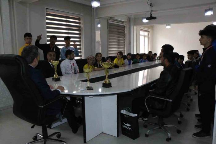 Kaymakam Özçelik Dereceye Giren Öğrencileri Tebrik Etti