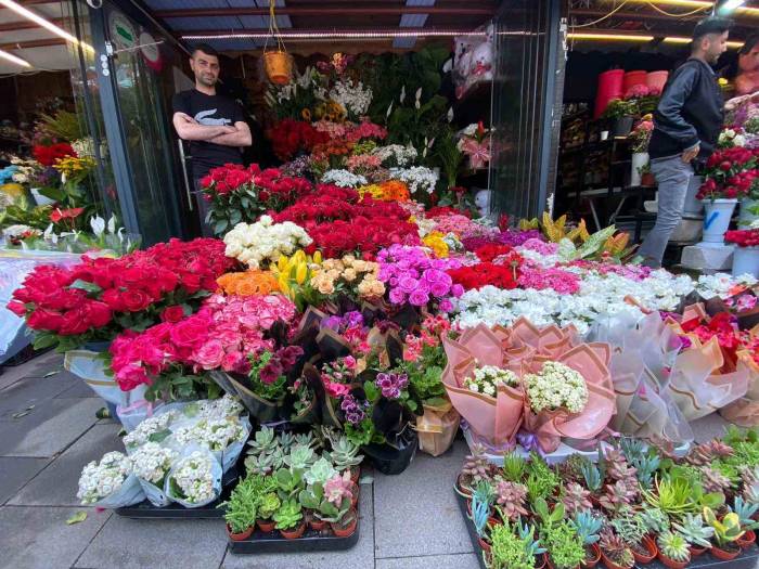 Çiçekçilerde ’anneler Günü’ Mesaisi