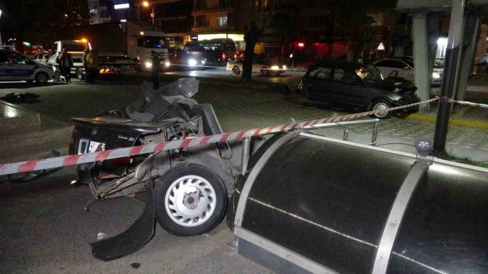 Makas Atarken Kontrolden Çıktı, Ağaca Çarpıp İkiye Bölündü: 1 Ağır Yaralı
