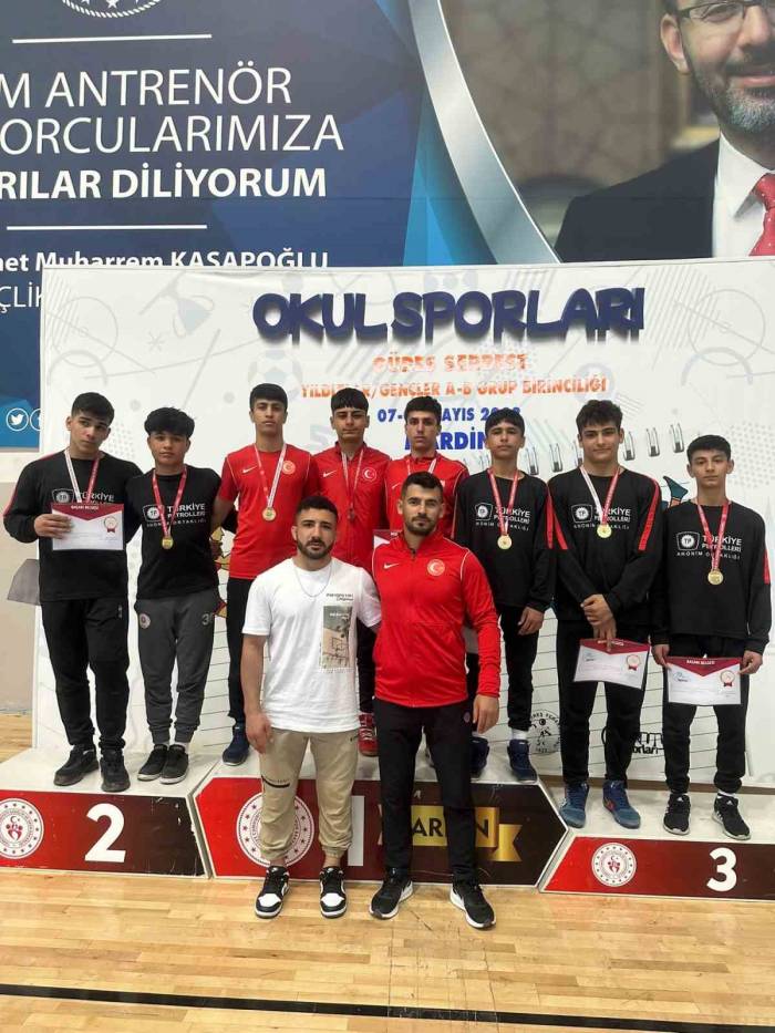 Batmanlı Güreşçilerden 16 Madalya