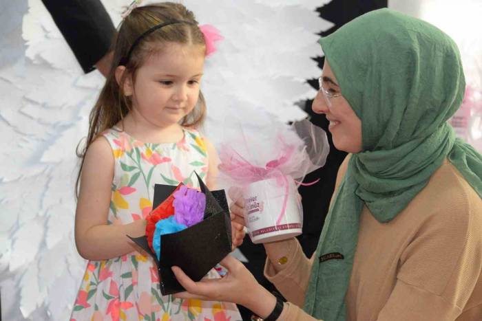 Minik Öğrenciler Annelerinin Anneler Günü’nü Kutladı