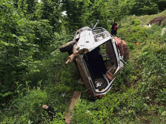 Sakarya’da Otomobil Şarampole Devrildi: 3’ü Çocuk 7 Yaralı