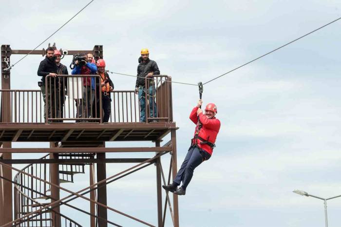 Bakan Varank, Havalara Uçtu