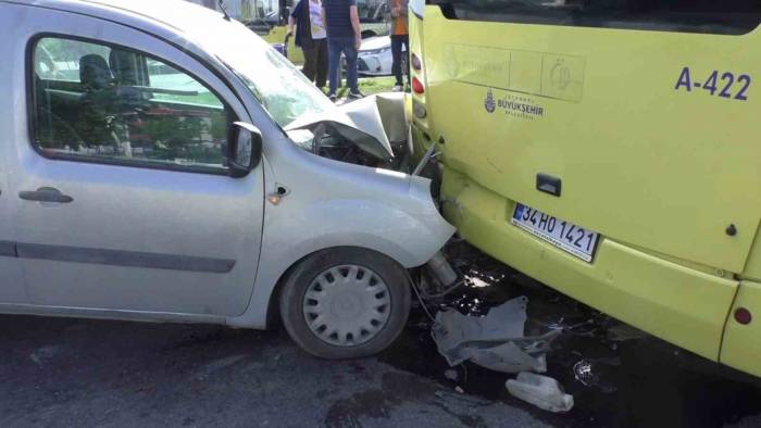 Sultangazi’de Bir Araç, Durakta Yolcu Alan İett Otobüsüne Çarptı: 1’i Ağır 3 Yaralı