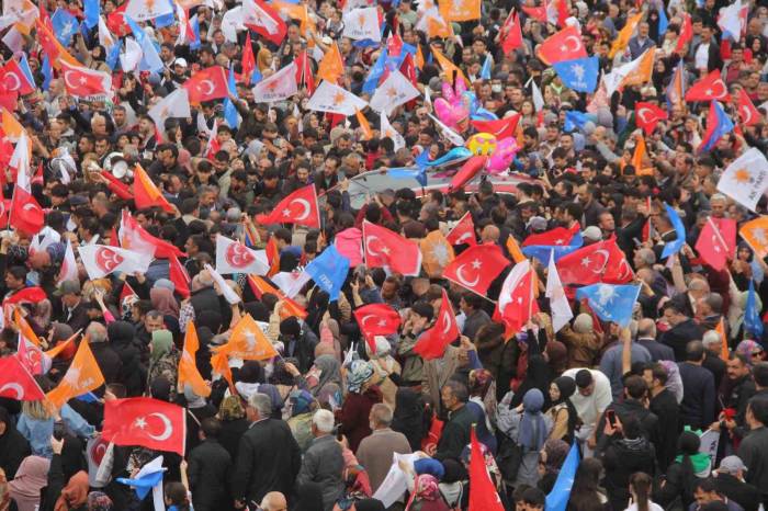Yağmur Altında Togg Sevgisi