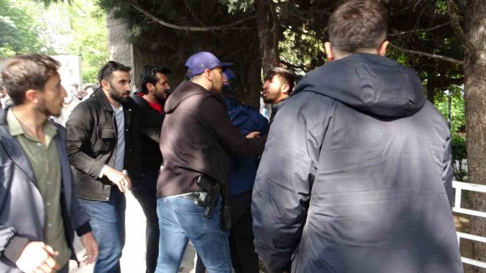 Yeşil Sol Parti Mitinginde Polise Taş Attılar: 10 Gözaltı