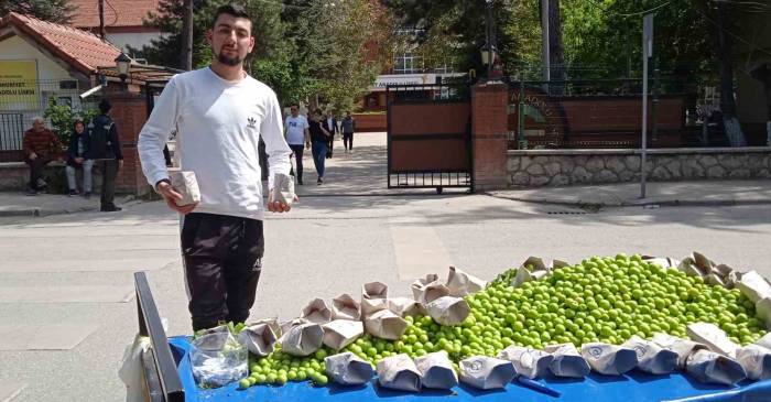 Oy Kullanılan Okulun Önüne Tezgah Kurup Erik Sattı
