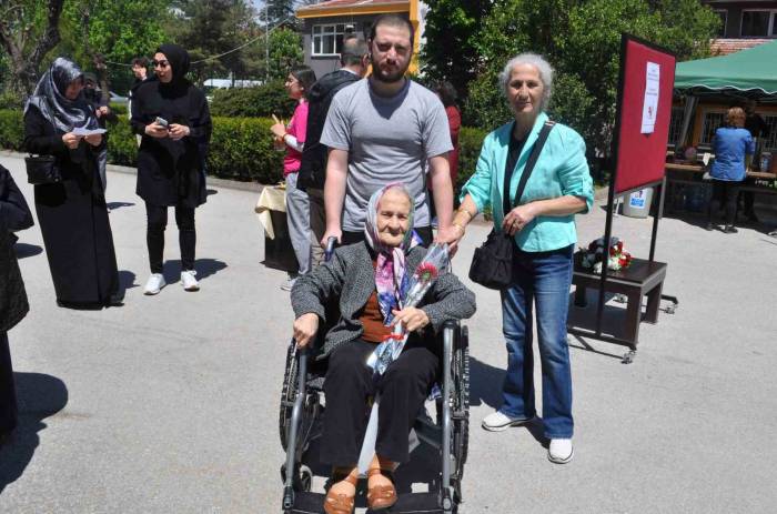 Sevim Teyze 86 Yıllık Ömrüne Bir Seçime Daha Kattı
