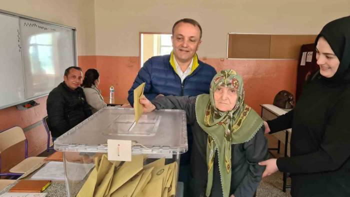 Asırlık Çınar Fatma Nine Sandık Başına Gitti