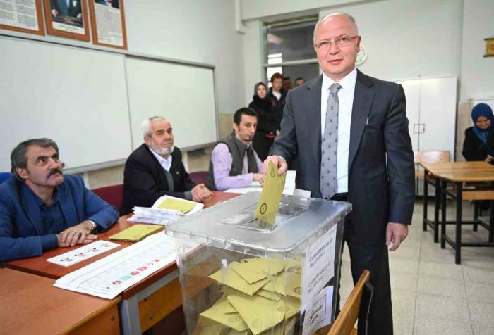 Ak Parti Bursa İl Başkanı Davut Gürkan Oyunu Kullandı