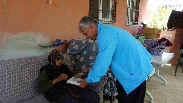 91 Yaşındaki Annesine Bebek Gibi Bakıyor