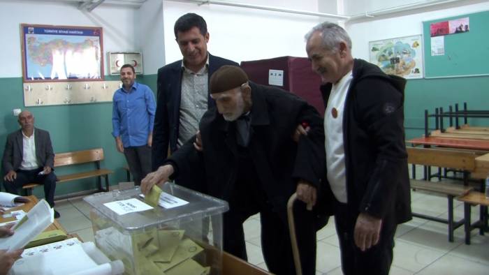 Hastanede “oyumu Vereyim De Öyle Öleyim” Diyen 94 Yaşındaki Ali Dede Sandığa Gitti