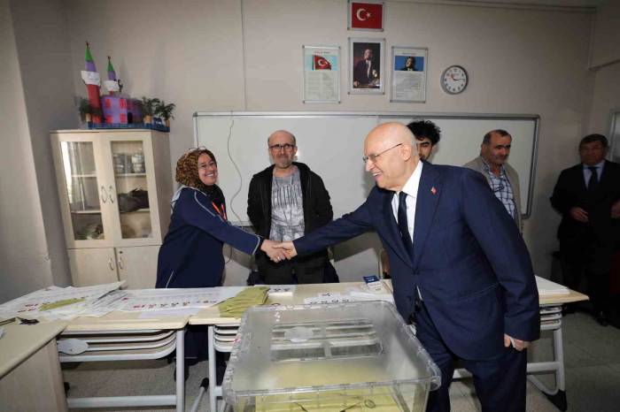 Yenimahalle Belediye Başkanı Yaşar Oyunu Kullandı