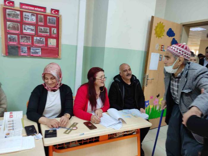 Ardahan’da Vatandaşlar Sandık Başında, Oy Verme İşlemi Devam Ediyor